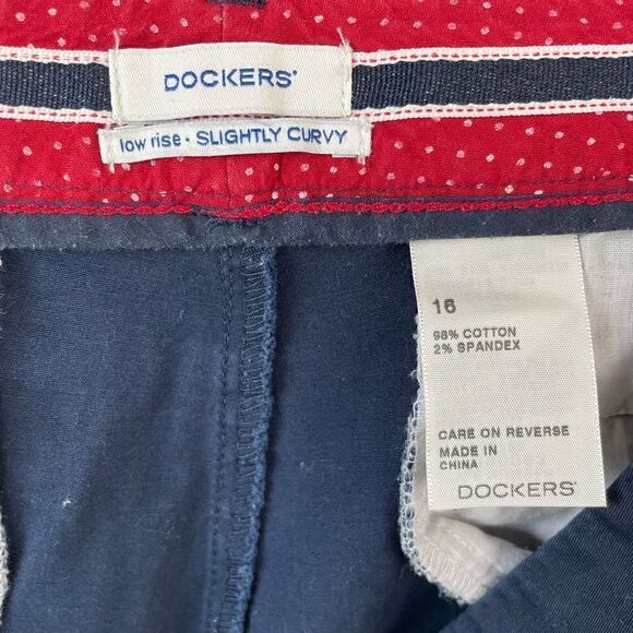 Dockers Low Rise Slightly Curvy Shorts Size 16 EUC - Picture 3 of 3